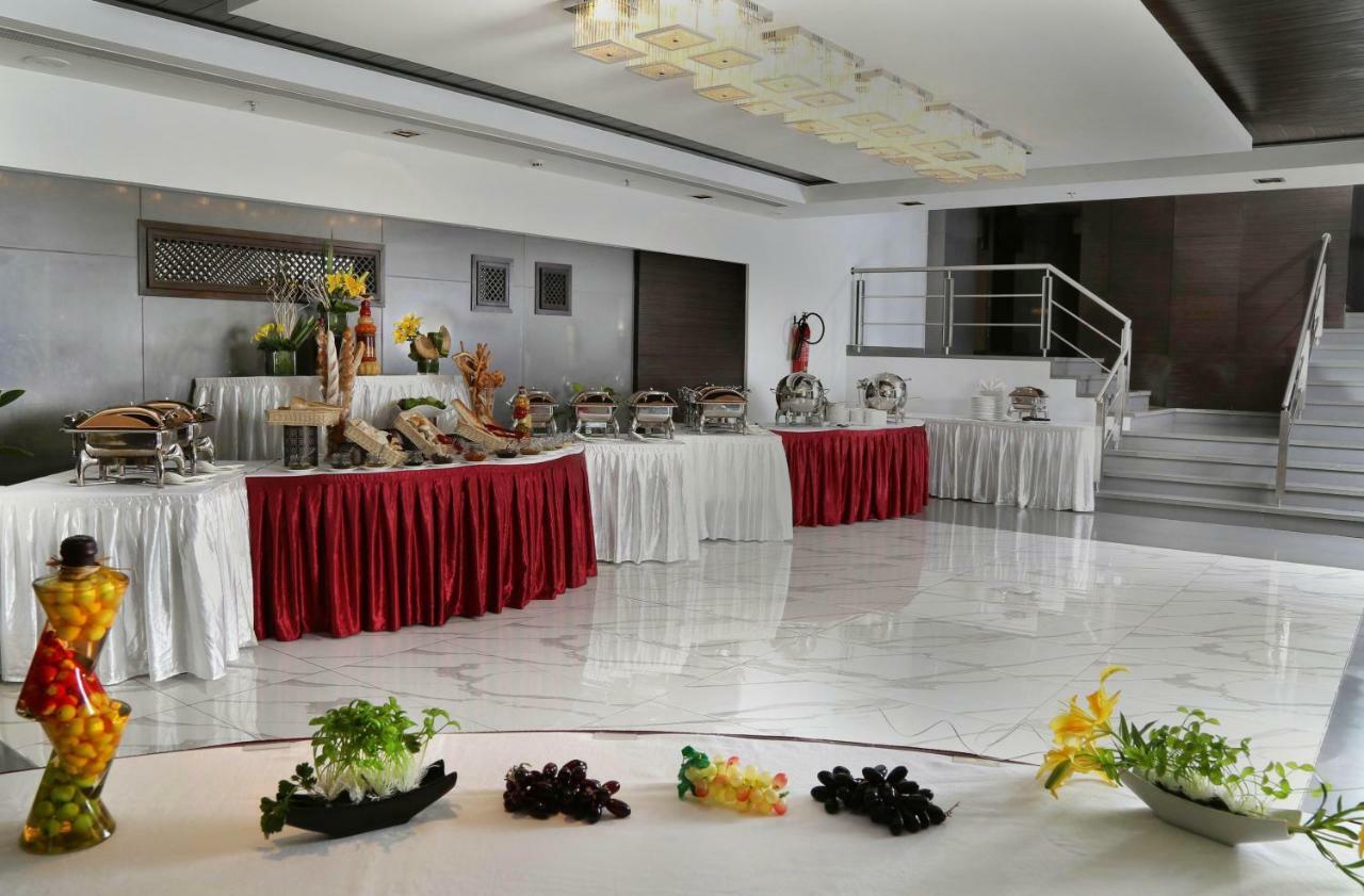 Country & By Radisson Hotel